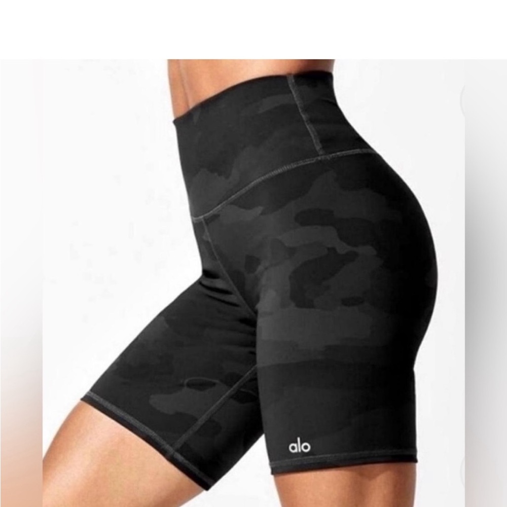 ALO Yoga Women's High-Waist Black And Gray Camo Biker Shorts